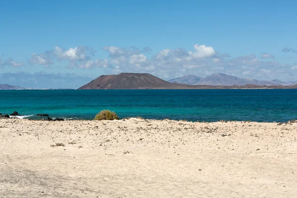 Blick auf die Insel Lobos vom Strand in Corralejo, Fuerteventura, Kanarische Inseln, Spanien — Stockfoto