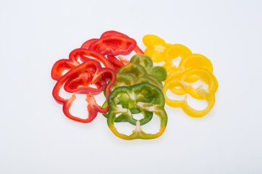 beyaz arkaplanda izole edilmiş tatlı biber 