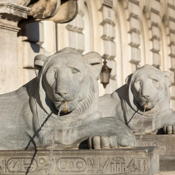 Löwenstatue spuckt Wasser in den Mosesbrunnen in Rom, Italien — Stockfoto