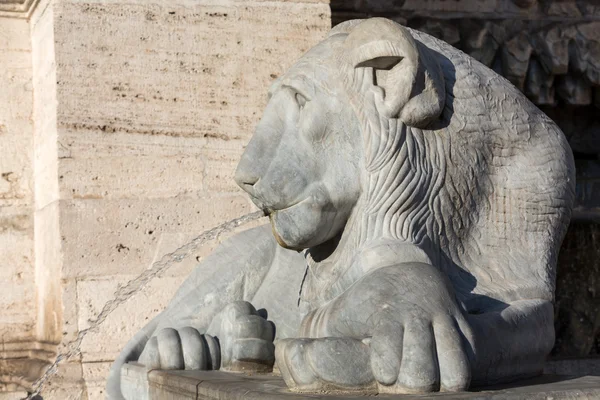 Lion standbeeld spugen van water in de fontein van Mozes in Rome, Italië — Stockfoto
