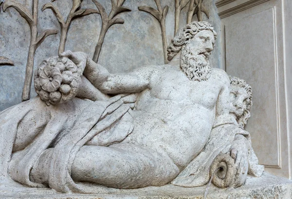 Dört çeşme dört geç Rönesans çeşmeler Roma, İtalya bir gruptur. Bir çeşme figürü temsil nehir Aniene