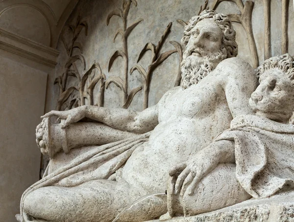 Four Fountains è un gruppo di quattro fontane tardo rinascimentali a Roma. La figura di una fontana rappresenta il fiume Aniene — Foto Stock