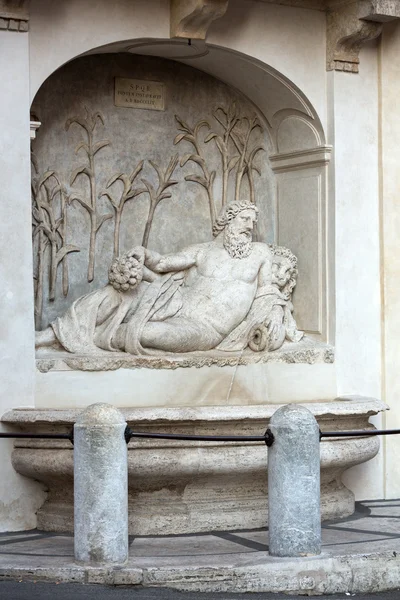 Четыре фонтана - это группа из четырех фонтанов позднего Ренессанса в Риме, Италия. Фигура одного фонтана символизирует реку Аниен — стоковое фото