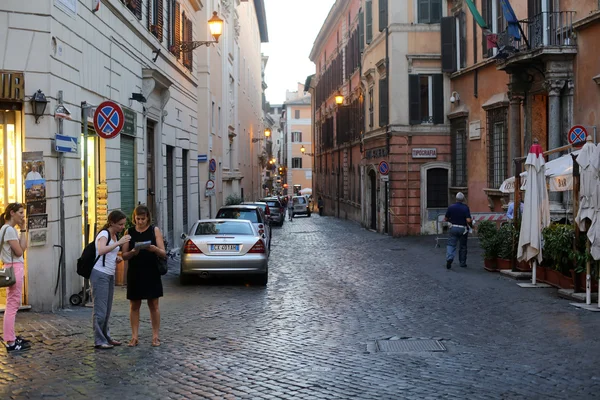 Narrow street in Quirinal district in Rome. Italy — Stock Photo, Image