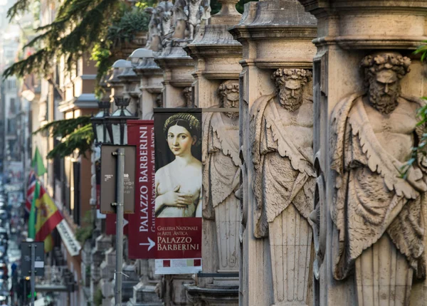 Einzäunung des Palazzo Barberini (galleria nazionale d 'arte antica) mit Säulen mit dem Bild atlantes, rom, italien. — Stockfoto