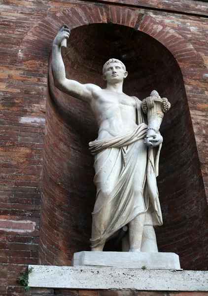 Rome - Wall with antique statues around The Quirinal Palace (Palazzo del Quirinale), the current official residence of the President of the Italian Republic — Stock Photo, Image