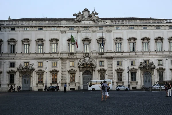 Конституційний суд італійської Республіки (Палаццо делла проведене опитування) на площі Пьяцца дель Квірінале в Римі, Італія — стокове фото