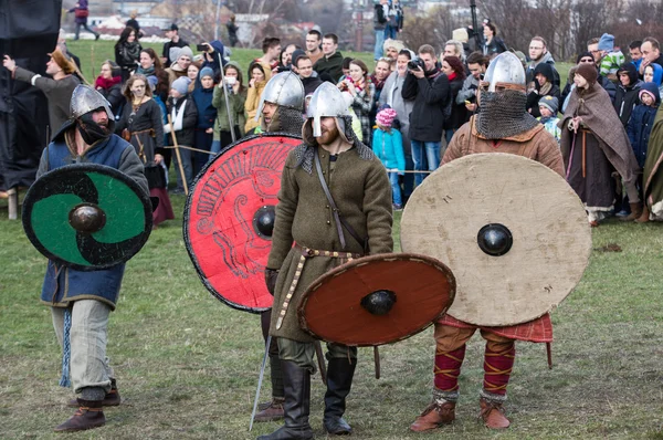 Participantes no identificados de Rekawka - tradición polaca, celebrada en Cracovia el martes después de Pascua. Actualmente tiene el carácter de festival reconstrucción histórica — Foto de Stock