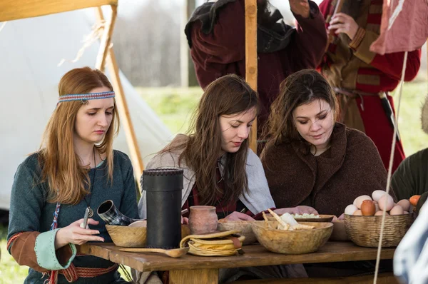 Participantes no identificados de Rekawka - tradición polaca, celebrada en Cracovia el martes después de Pascua. Actualmente tiene el carácter de festival reconstrucción histórica Imagen De Stock