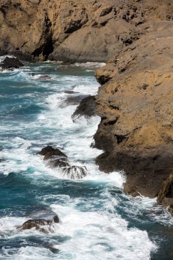 Rock coast Fuerteventura Güney Batı kısmında La Pared Köyü yakınında. Kanarya Adaları, İspanya