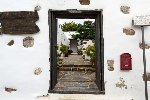 Old black entrance gate in Betancuria village on on Fuerteventura, Canary Islands, Spain — Stock Photo, Image