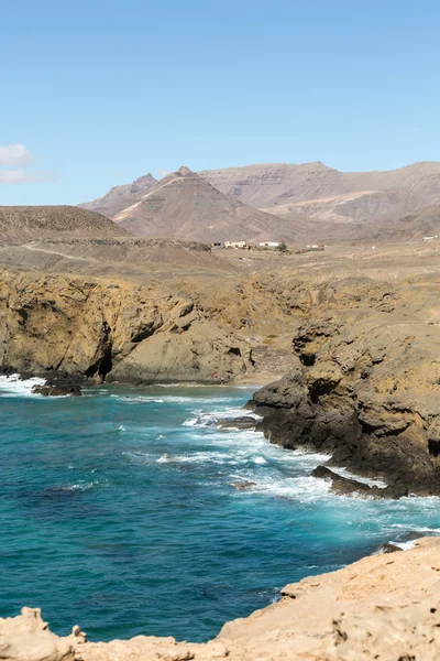 Felsenküste in der Nähe von la pared Dorf im südwestlichen Teil von Fuerteventura. Kanarische Inseln, Spanien — Stockfoto