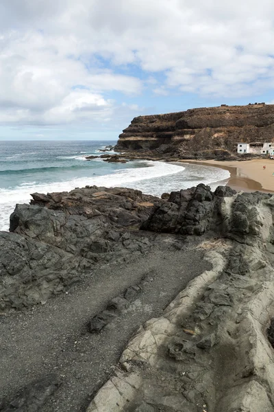 Puertito de los Molinos is een klein dorpje op Fuerteventura bijna gebouwd op de beac — Stockfoto