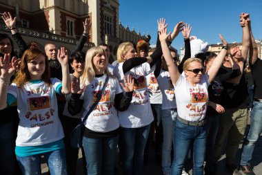 Uluslararası Flashmob gün Rueda de Casino, 57 ülke, 160 şehirler. Birkaç yüz kişi İspanyol ritimleri Cracow ana meydanında dans. Polonya