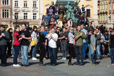 Uluslararası Flashmob gün Rueda de Casino, 57 ülke, 160 şehirler. Birkaç yüz kişi İspanyol ritimleri Cracow ana meydanında dans. Polonya