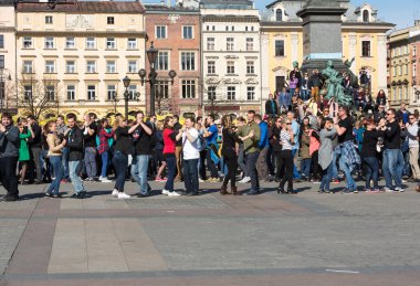 Uluslararası Flashmob gün Rueda de Casino, 57 ülke, 160 şehirler. Birkaç yüz kişi İspanyol ritimleri Cracow ana meydanında dans. Polonya