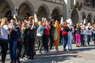 Uluslararası Flashmob gün Rueda de Casino, 57 ülke, 160 şehirler. Birkaç yüz kişi İspanyol ritimleri Cracow ana meydanında dans. Polonya