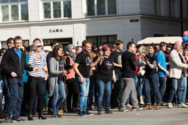Uluslararası Flashmob gün Rueda de Casino, 57 ülke, 160 şehirler. Birkaç yüz kişi İspanyol ritimleri Cracow ana meydanında dans. Polonya