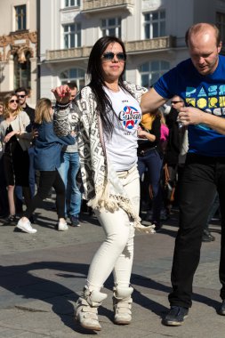 Uluslararası Flashmob gün Rueda de Casino, 57 ülke, 160 şehirler. Birkaç yüz kişi İspanyol ritimleri Cracow ana meydanında dans. Polonya