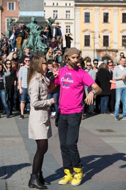 Uluslararası Flashmob gün Rueda de Casino, 57 ülke, 160 şehirler. Birkaç yüz kişi İspanyol ritimleri Cracow ana meydanında dans. Polonya