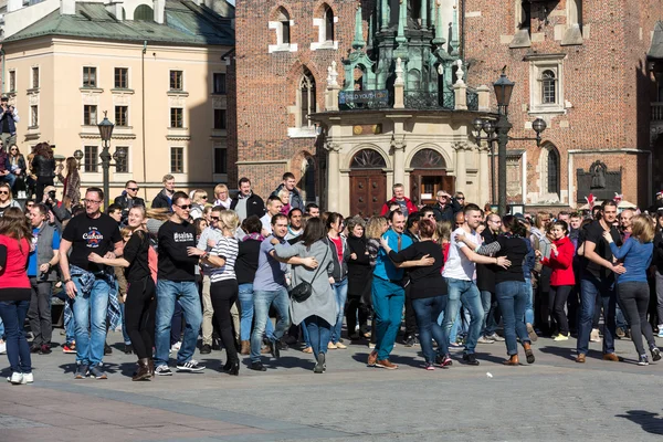 Internationaler Flashmob-Tag der rueda de casino, 57 Länder, 160 Städte. Mehrere hundert Menschen tanzen hispanische Rhythmen auf dem Hauptplatz in Krakau. Polen — Stockfoto