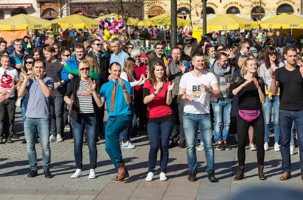 International Flashmob Day of Rueda de Casino, 57 countries, 160 cities. Several hundred persons dance Hispanic rhythms on the Main Square in Cracow. Poland — Stock Photo, Image