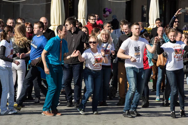 Internationaler Flashmob-Tag der rueda de casino, 57 Länder, 160 Städte. Mehrere hundert Menschen tanzen hispanische Rhythmen auf dem Hauptplatz in Krakau. Polen — Stockfoto