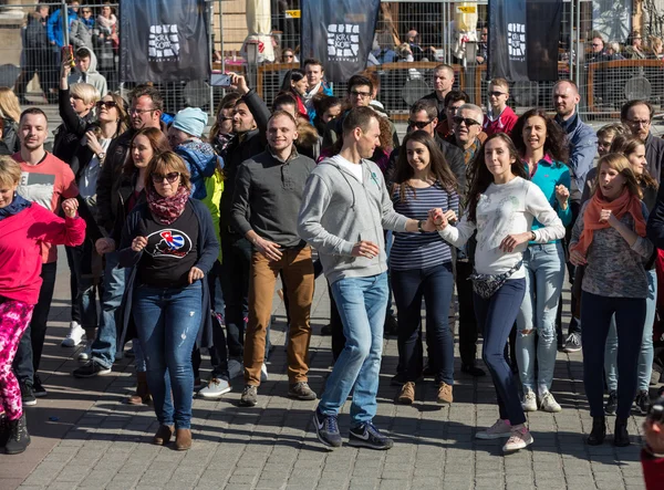 Międzynarodowy Dzień Flashmob Rueda de Casino, 57 krajach, 160 miast. Kilkaset osób taniec latynoskich rytmów na rynku głównego w Krakowie. Polska — Zdjęcie stockowe