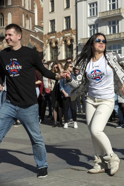 Internationella Flashmob dagen av Rueda de Casino, 57 länder, 160 städer. Flera hundra personer dansar latinamerikanska rytmer på stora torget i Krakow. Polen — Stockfoto