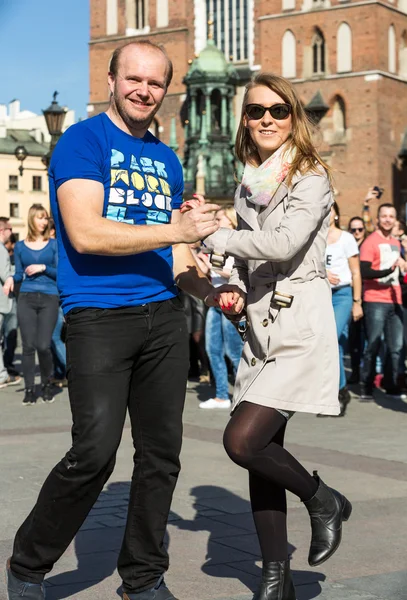 Día Internacional de Flashmob de Rueda de Casino, 57 países, 160 ciudades. Varios cientos de personas bailan ritmos hispanos en la Plaza Mayor de Cracovia. Polonia — Foto de Stock