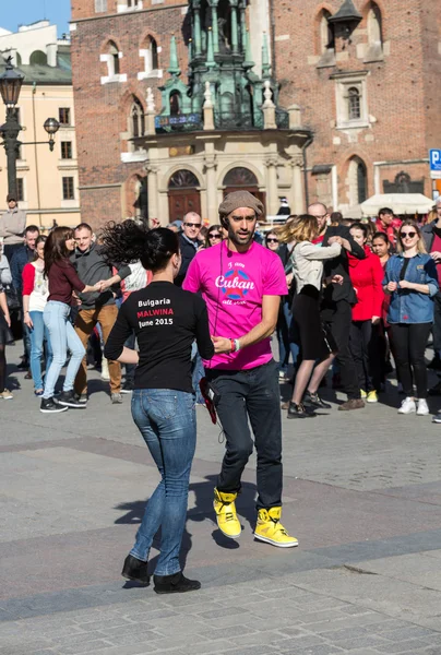 Dia Internacional do Flashmob de Rueda de Casino, 57 países, 160 cidades. Várias centenas de pessoas dançam ritmos hispânicos na praça principal em Cracóvia. Polónia — Fotografia de Stock