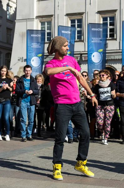 Internationella Flashmob dagen av Rueda de Casino, 57 länder, 160 städer. Flera hundra personer dansar latinamerikanska rytmer på stora torget i Krakow. Polen — Stockfoto
