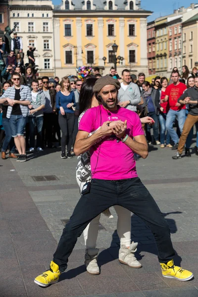 Międzynarodowy Dzień Flashmob Rueda de Casino, 57 krajach, 160 miast. Kilkaset osób taniec latynoskich rytmów na rynku głównego w Krakowie. Polska — Zdjęcie stockowe