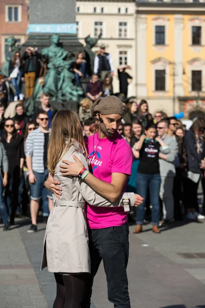 International Flashmob Day of Rueda de Casino, 57 countries, 160 cities. Several hundred persons dance Hispanic rhythms on the Main Square in Cracow. Poland — Stock Photo, Image