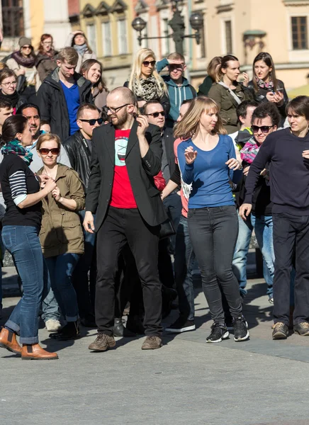 Internationella Flashmob dagen av Rueda de Casino, 57 länder, 160 städer. Flera hundra personer dansar latinamerikanska rytmer på stora torget i Krakow. Polen — Stockfoto