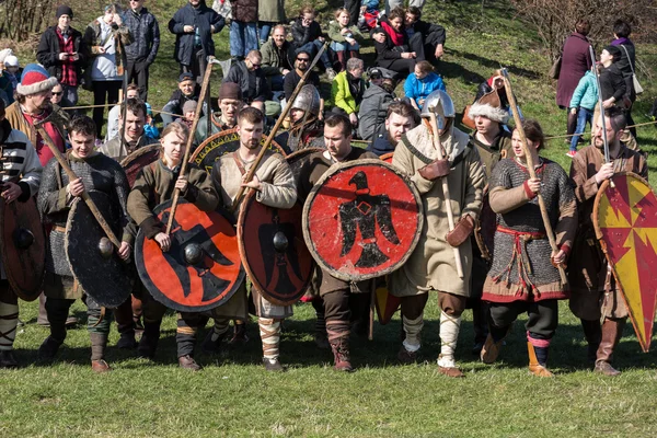 Participantes no identificados de Rekawka - tradición polaca, celebrada en Cracovia el martes después de Pascua . —  Fotos de Stock