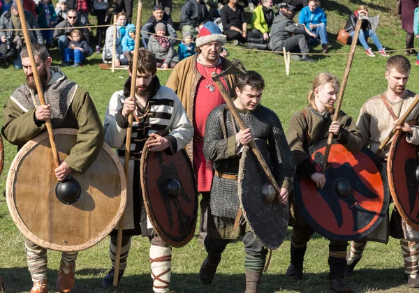 Participantes no identificados de Rekawka - tradición polaca, celebrada en Cracovia el martes después de Pascua . —  Fotos de Stock