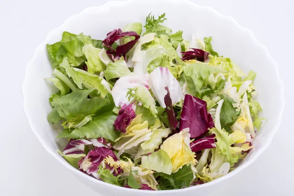  Yeşil ve kırmızı yaprak marul. Beyaz bir arka plan üzerinde izole