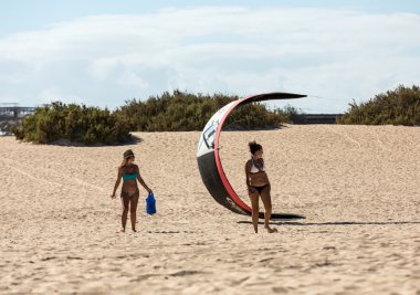 Fuerteventura, İspanya plajlarına uçurtma sörfçü