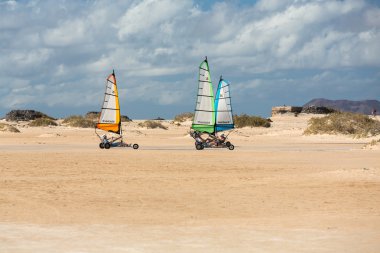 Sürüş insanlar Yatçılık sahilde kum. Onlar öğrenme ve eğleniyor. Corralejo, Fuerteventura