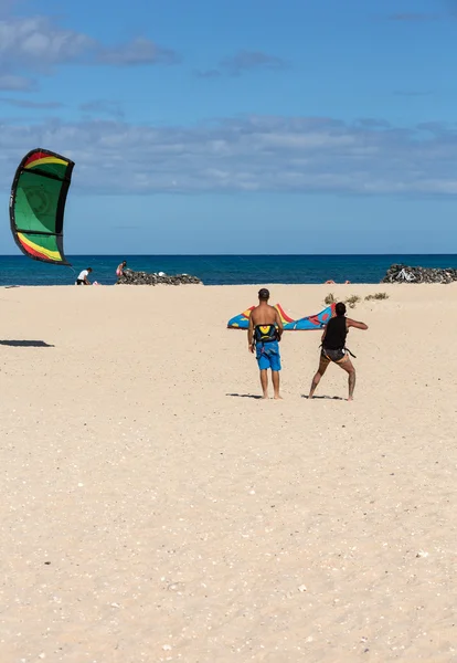 Kite surfer in de stranden van fuerteventura, Spanje — Stockfoto