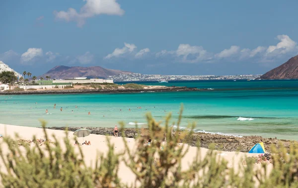 Les touristes se reposent sur la plage de Corralejo sur Fuerteventura, Îles Canaries — Photo