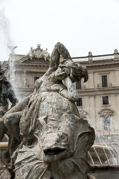 Fontána Naiads na Piazza della Repubblica v Římě. Itálie — Stock fotografie