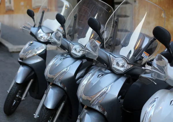 Scooters en un estacionamiento en Roma, Italia —  Fotos de Stock