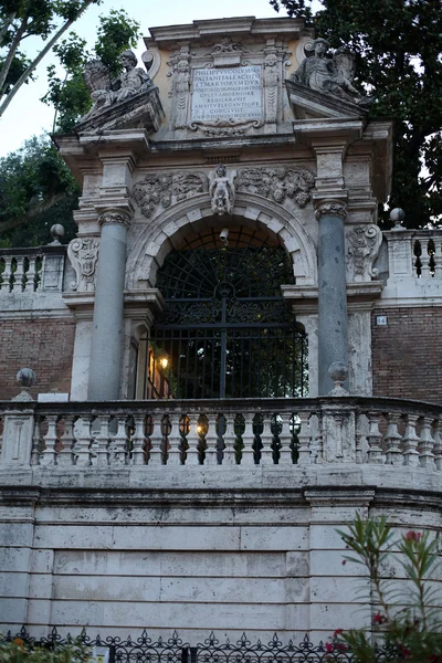 Старые ворота возле площади Квиринале в Риме. Италия — стоковое фото