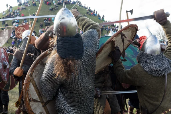 Participantes no identificados de Rekawka - tradición polaca, celebrada en Cracovia el martes después de Pascua. Actualmente tiene el carácter de festival reconstrucción histórica — Foto de Stock