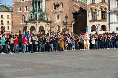  Uluslararası Flashmob gün Rueda de Casino, 57 ülke, 160 şehirler. Birkaç yüz kişi İspanyol ritimleri Cracow ana meydanında dans. Polonya