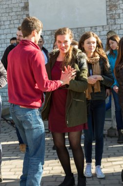  Uluslararası Flashmob gün Rueda de Casino, 57 ülke, 160 şehirler. Birkaç yüz kişi İspanyol ritimleri Cracow ana meydanında dans. Polonya