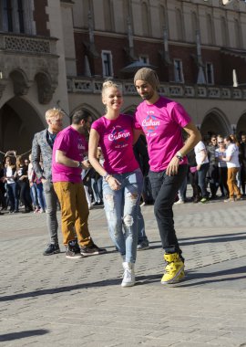  Uluslararası Flashmob gün Rueda de Casino, 57 ülke, 160 şehirler. Birkaç yüz kişi İspanyol ritimleri Cracow ana meydanında dans. Polonya