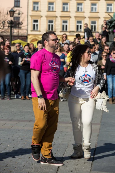 Journée internationale Flashmob de Rueda de Casino, 57 pays, 160 villes. Plusieurs centaines de personnes dansent des rythmes hispaniques sur la place principale de Cracovie. Pologne — Photo